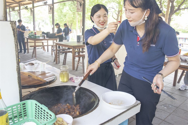 “六月蝶變 再創(chuàng)佳績(jī)”國(guó)林地板6月拓展PK會(huì)圓滿成功